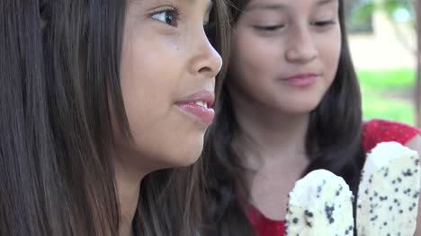 Junge-Mädchen-Essen-Eis