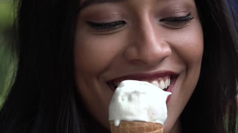 Mujer-comiendo-un-helado