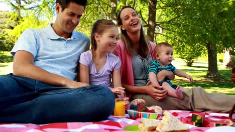 Glückliche-Familie-genießen-ein-Picknick-im-park