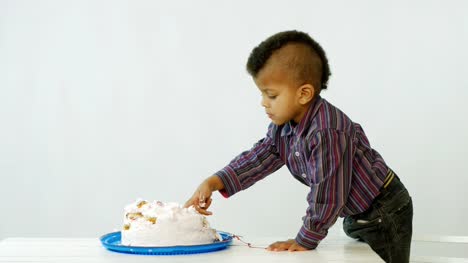 Junge-Essen-Kuchen
