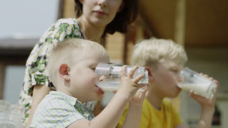 children-drinking-milk