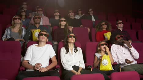 Publikum-im-Kino-ansehen-3D-Film-gedreht-auf-R3D