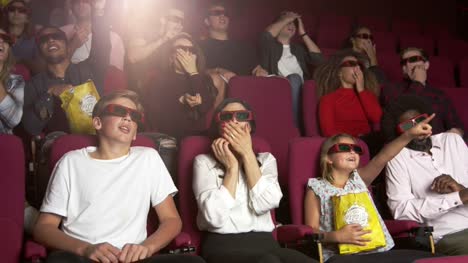 Publikum-im-Kino-ansehen-3D-Horror-Film-auf-R3D-gedreht