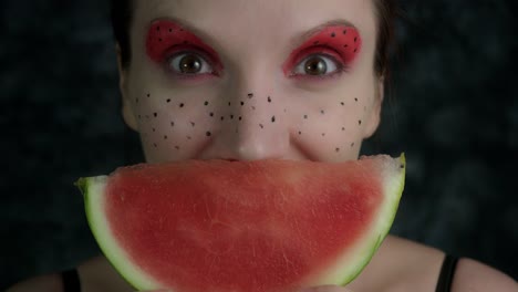 4-k-Aufnahme-einer-Frau-mit-bunten-Make-up-mit-Wassermelone