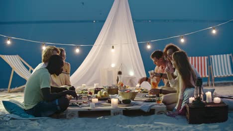 Beautiful-Dinner-on-the-Beach-with-Friends