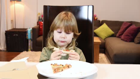 lächelndes-Kind-Essen-Pizza-zu-Hause