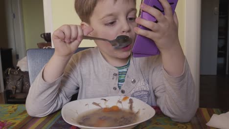 Niño-comiendo-con-celular
