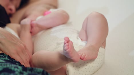 Neugeborenes-Baby-stillen-Füße-im-Fokus
