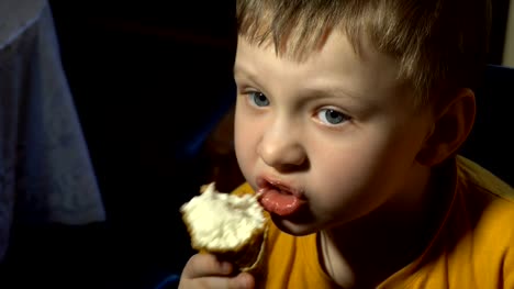 niño-comiendo-helado