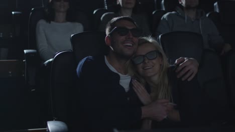 Paar-umarmen-einander-beim-haben-des-Spaßes-5-d-Filmvorführung-im-Kino-ansehen.