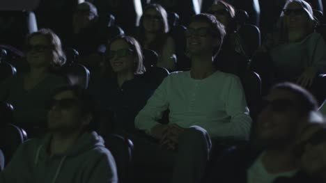 Las-personas-divierten-mientras-ve-la-proyección-de-la-película-de-5d-en-el-cine.