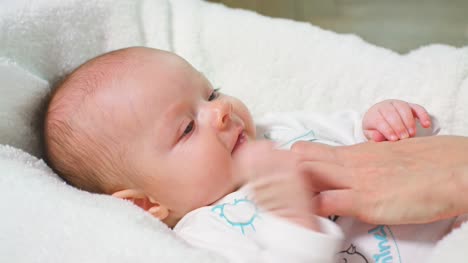 Babymädchen-ist-Einnahme-von-Medizin-durch-eine-Spritze
