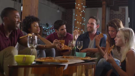 Adultos-jóvenes-compartir-pizzas-en-una-fiesta-en-casa,-disparos-a-R3D