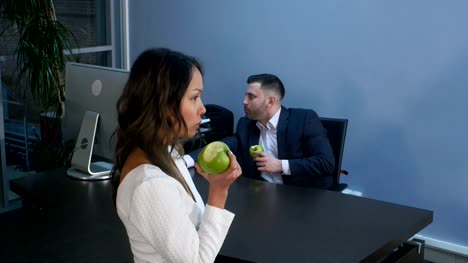 Jóvenes-empresarios-almorzar-juntos,-comer-manzana-verde