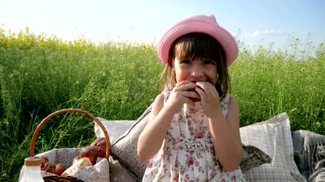 Schöne-Mädchen-auf-Blumenwiese-mit-Korb-für-Picknick,-weibliches-Kind-in-Panama-mit-Brötchen-auf-Natur,-Wochenende-beim-Picknick