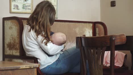 Lactancia-materna-de-una-mujer-de-su-hijo-en-un-Cafe