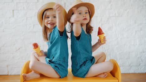 chicas-comen-helado,-mostrar-algo-y-esperan-a-vacaciones
