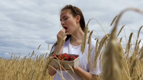 Junges-Mädchen-Köstlichkeiten-in-Erdbeeren-essen