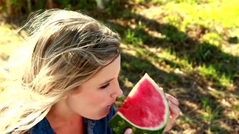 Schöne-Frau-mit-Wassermelone-Slice-im-Park-4k