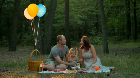 Schöne-Familie-entspannenden-Picknick-im-Wald