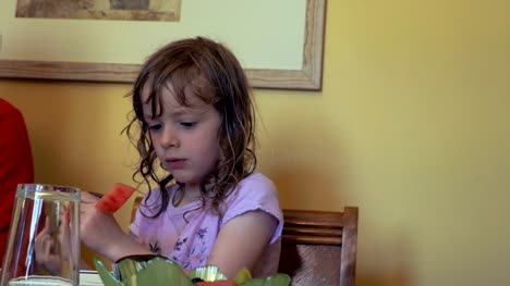 Kleines-Mädchen-mit-nassen-Haaren-Wassermelone-essen