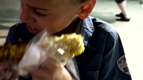 Kleiner-Junge-Mais-Maiskolben-essen