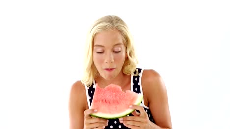 Schöne-Frau-isst-Wassermelone