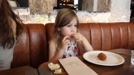 kleines-Kind-im-Restaurant-Olive-Essen