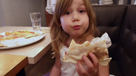 kleines-Mädchen-im-Restaurant-Pizza-essen-und-Tanz