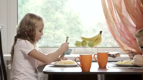 Niedliche-kleine-Kinder-haben-ein-Abendessen-in-der-Küche