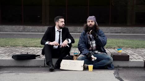 Geschäftsmann-und-Obdachlosen-auf-Bürgersteig