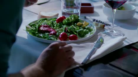 Frau-Detail-auf-Teller-Essen.-Vier-kaukasischen-Freunde-Menschen-mediterrane-italienischer-Salat,-Steak-Fleisch-und-Brot-Mittag--oder-Abendessen.-Sommer-Party-zu-Hause-im-modernen-Haus-4k-handheld-video