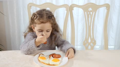 Kind-hat-ein-Frühstück-in-der-Küche