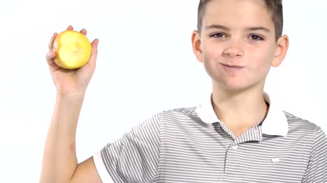 Kleiner-Junge-mit-T-shirt-Essen-Apfel-auf-weißem-Hintergrund