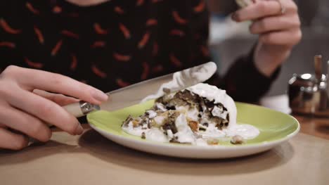 Nicht-erkennbare-Mädchen-essen-Dessert-Apfelstrudel-im-Restaurant-mit-Messer-und-Gabel