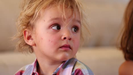 Niño-niño-niño-girando-la-cabeza-hacia-la-pantalla-de-televisión-en-4-k-clip-resiolution