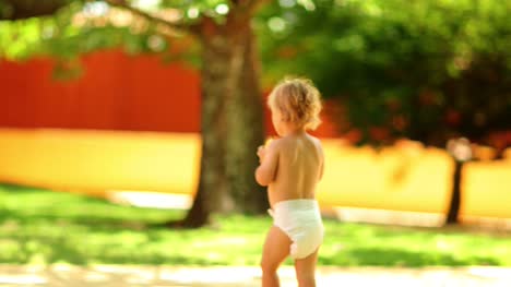 Reportageaufnahme-Säugling-Kleinkind-jungen-Kind-zu-Fuß-im-Freien-mit-Windeln-in-4-k-Clip-Auflösung