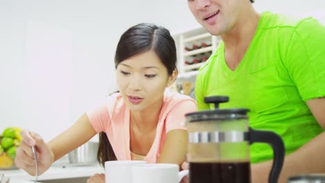 Young-Asian-chinesische-weibliche-Zubereitung-von-frisch-zubereitetes-Frühstückskaffee
