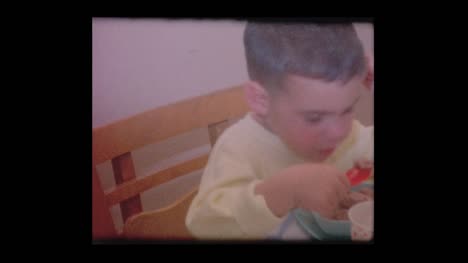 3-Jahre-alten-kleinen-Jungen-essen-Eis-an-seinem-Geburtstag