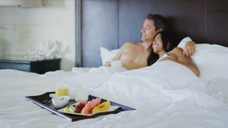 Paar-genießen-das-Frühstück-im-Bett