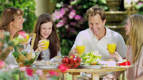 Familie-mit-Teenager-Töchtern-genießen-gesundes-Bio-Mittagessen