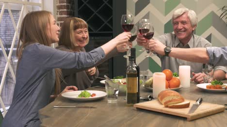 Family-clinking-glasses-with-red-wine