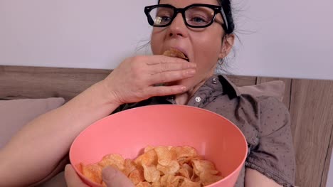 Woman-eats-potato-chips