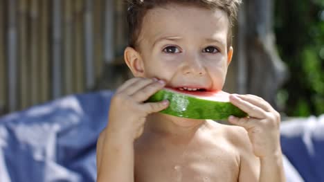 Junge-isst-Wassermelone