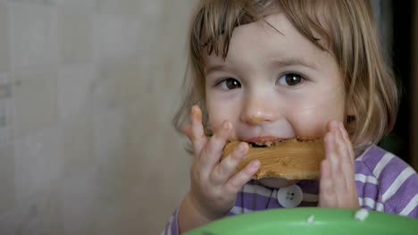 Kleiner-Junge-ist-eine-Sandwich-mit-Erdnussbutter-Essen.-Schmutziges-lustiges-Kind-isst-Dessert.