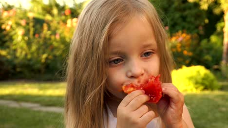 La-niña-está-comiendo-un-tomate
