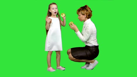Glückliche-Mutter-mit-Tochter-gesund-essen-auf-einem-Green-Screen,-Chroma-Key