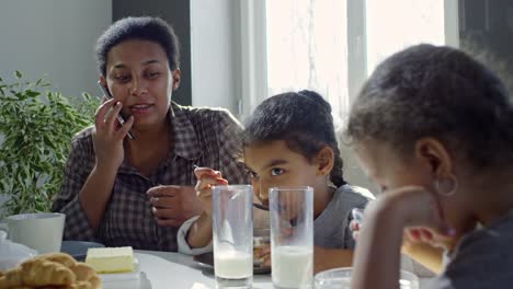 Beschäftigt-Mutter-frühstücken-mit-Kindern