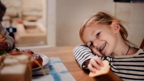 Glückliche-kleine-Kinder-essen-gesunde-Snack-zu-Hause