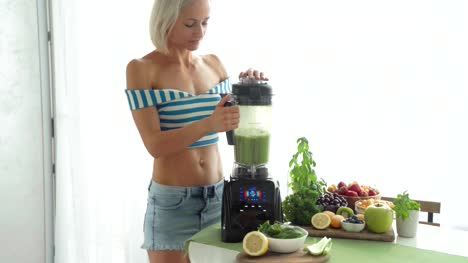 Frau-grüne-Gemüsen-Smoothie-mit-Blender-machen.-Ernährung-Gesundheit